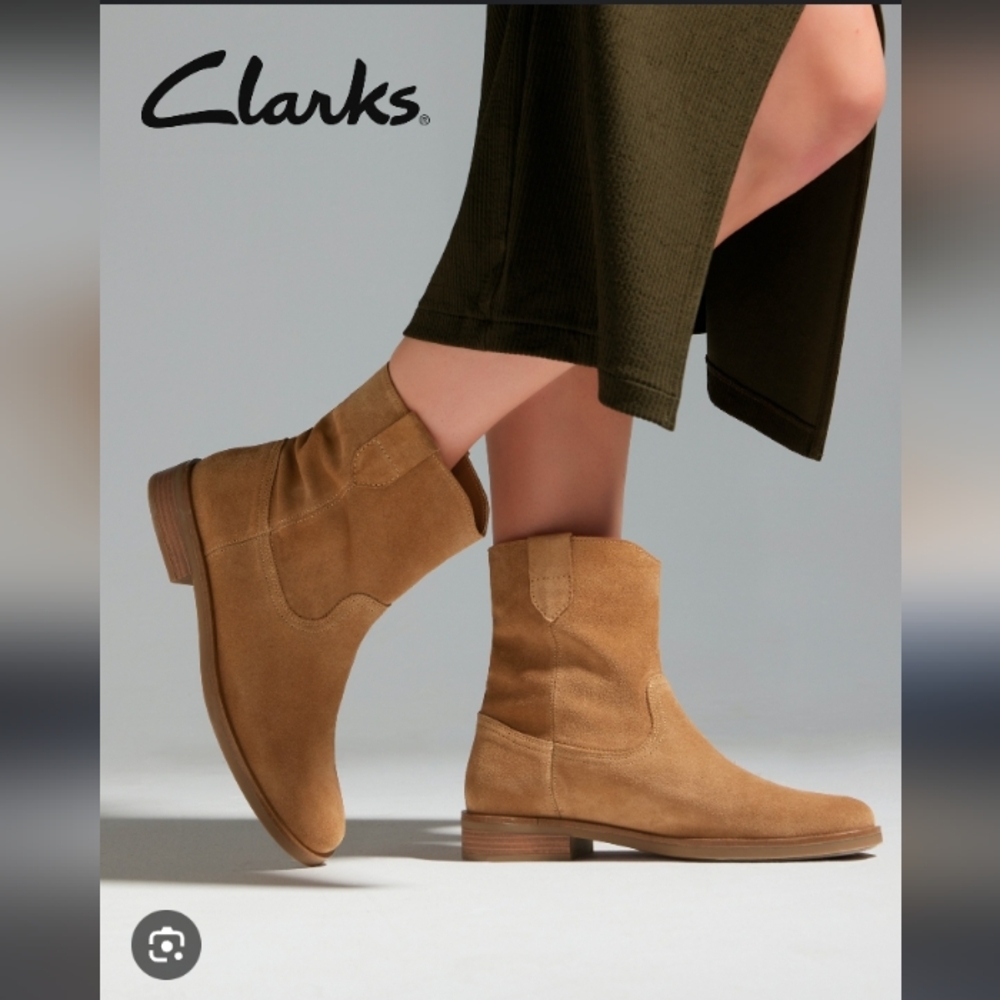 NWT.Clarks Tan Suede Ankle Boots.Size8